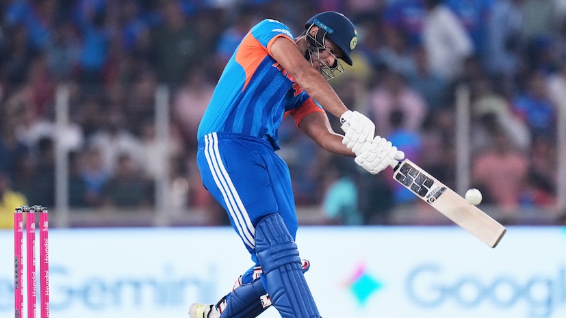 টি-২০ বিশ্বকাপে নেদারল্যান্ডসের বিরুদ্ধে ম্যাচে ব্যাটে-বলে অলরাউন্ড পারফর্ম করে ম্যাচের সেরা হয়েছেন শিবম দুবে। ম্যাচ শেষে তারকা ভারতীয় অলরাউন্ডার শিবম দুবে জানিয়েছেন, তাঁর ক্রিকেট জীবনের বড় উন্নতির পেছনে গুরুত্বপূর্ণ ভূমিকা রয়েছে প্রাক্তন ভারত অধিনায়ক এমএস ধোনির একটি সহজ পরামর্শের। শর্ট বল সামলাতে একসময় সমস্যায় পড়লেও এখন সেই দুর্বলতাই শক্তিতে বদলে ফেলেছেন তিনি। টি-২০ বিশ্বকাপে নেদারল্যান্ডসের বিরুদ্ধে ম্যাচে ব্যাটে-বলে অলরাউন্ড পারফর্ম করে ম্যাচের সেরা হয়েছেন শিবম দুবে। ম্যাচ শেষে তারকা ভারতীয় অলরাউন্ডার শিবম দুবে জানিয়েছেন, তাঁর ক্রিকেট জীবনের বড় উন্নতির পেছনে গুরুত্বপূর্ণ ভূমিকা রয়েছে প্রাক্তন ভারত অধিনায়ক এমএস ধোনির একটি সহজ পরামর্শের। শর্ট বল সামলাতে একসময় সমস্যায় পড়লেও এখন সেই দুর্বলতাই শক্তিতে বদলে ফেলেছেন তিনি।