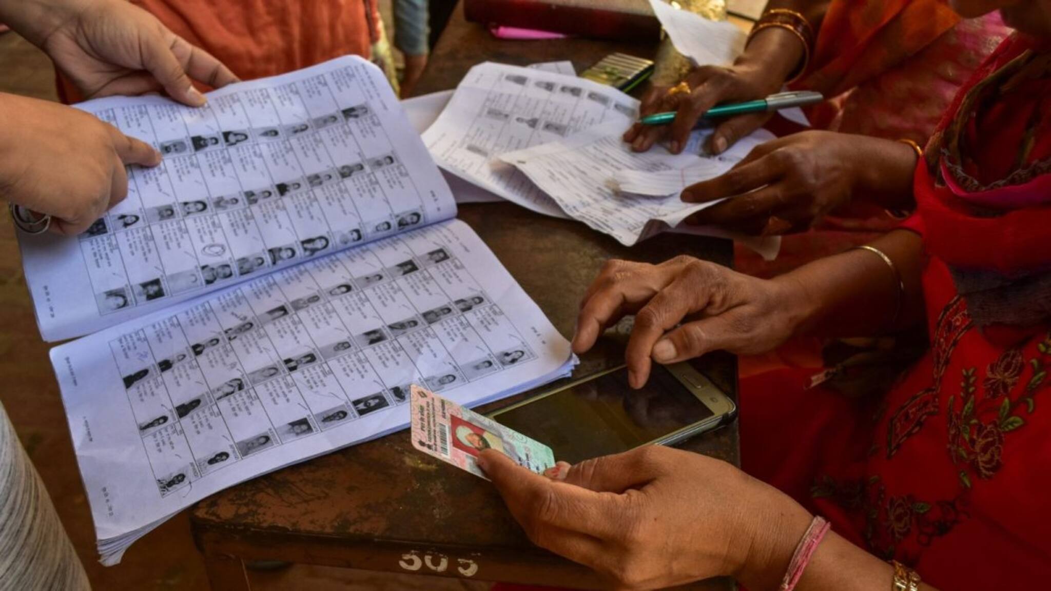 SIR in Bengal: ভোটার তালিকায় জীবিত ৩ জন ‘মৃত’! মুর্শিদাবাদ বিতর্ক, পাশে দাঁড়ালেন বিধায়ক নিয়ামত শেখ