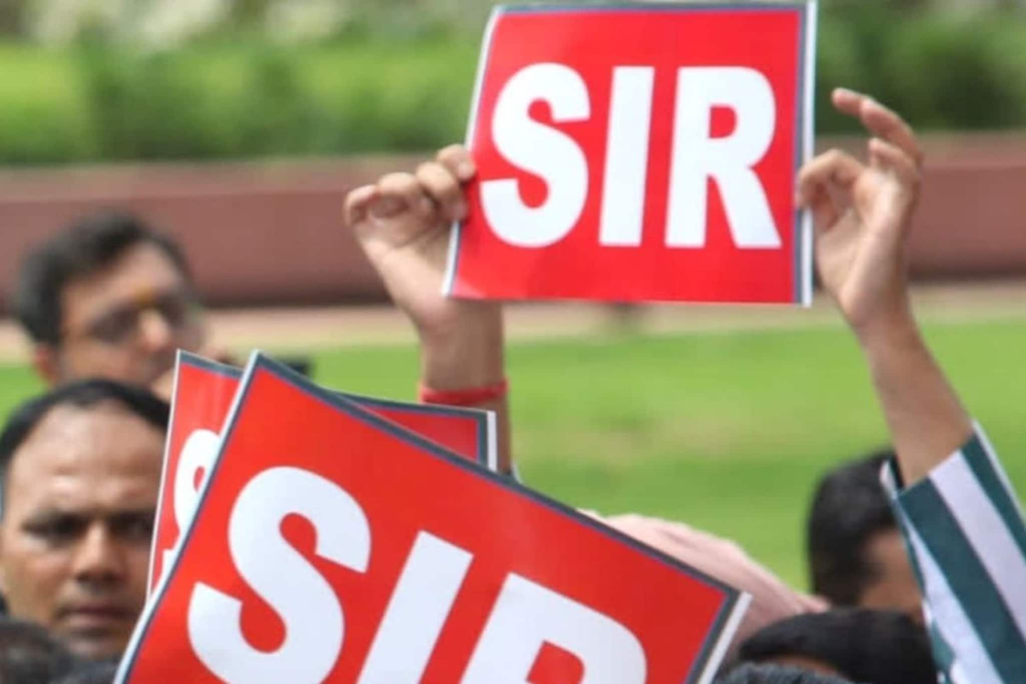 প্রকাশিত ভোটার তালিকা, গোটা বাংলায় কত লাখ নাম বাদ গেল জানেন! কারা তাঁরা? জানুন প্রকাশিত ভোটার তালিকা, গোটা বাংলায় কত লাখ নাম বাদ গেল জানেন! কারা তাঁরা? জানুন