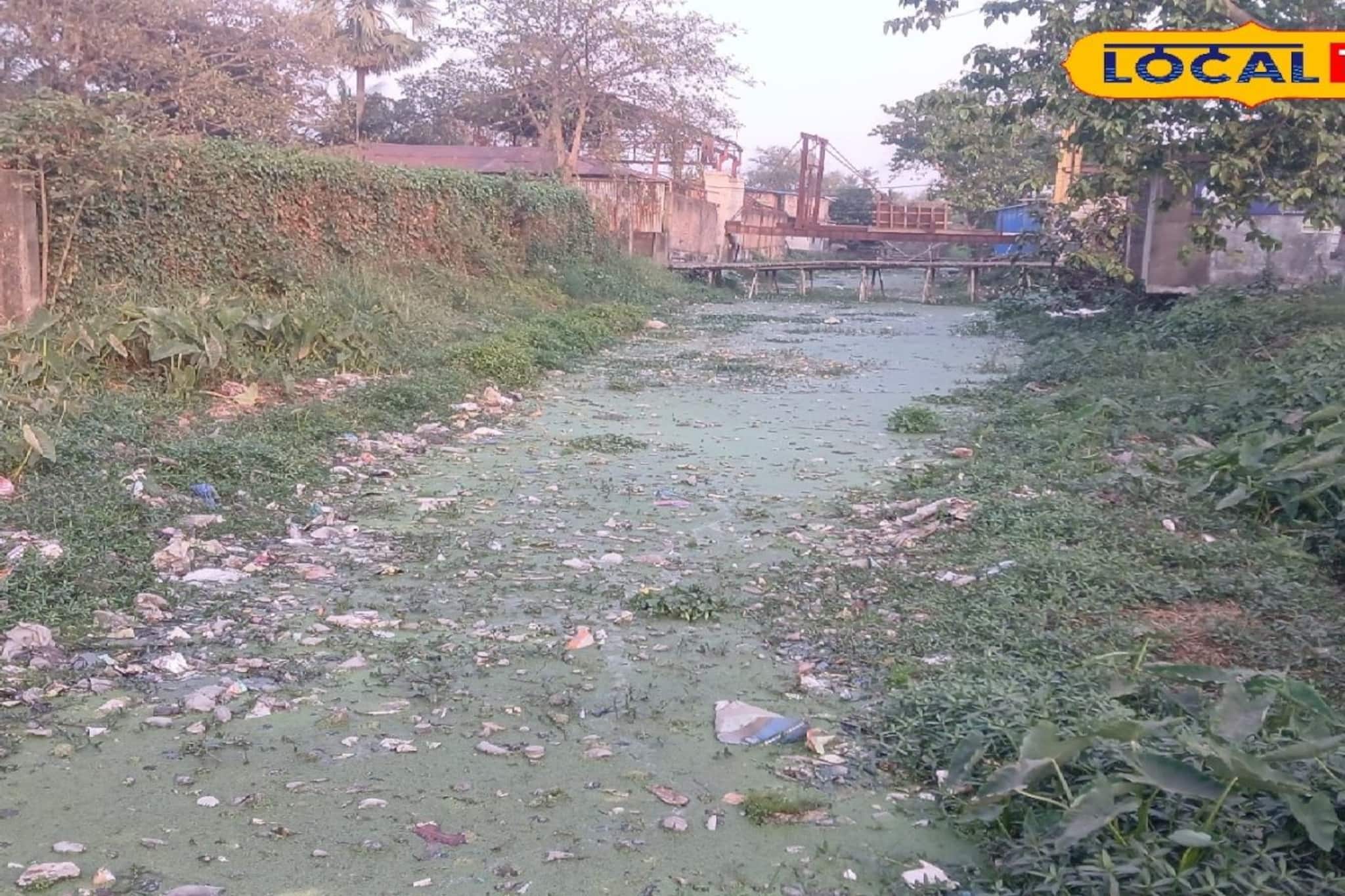 অবৈধ দখলদারি, নদীর বুকে অবাধে ব্রিজ নির্মাণ! ক্রমশ নিস্তেজ হচ্ছে সরস্বতী অবৈধ দখলদারি, নদীর বুকে অবাধে ব্রিজ নির্মাণ! ক্রমশ নিস্তেজ হচ্ছে সরস্বতী