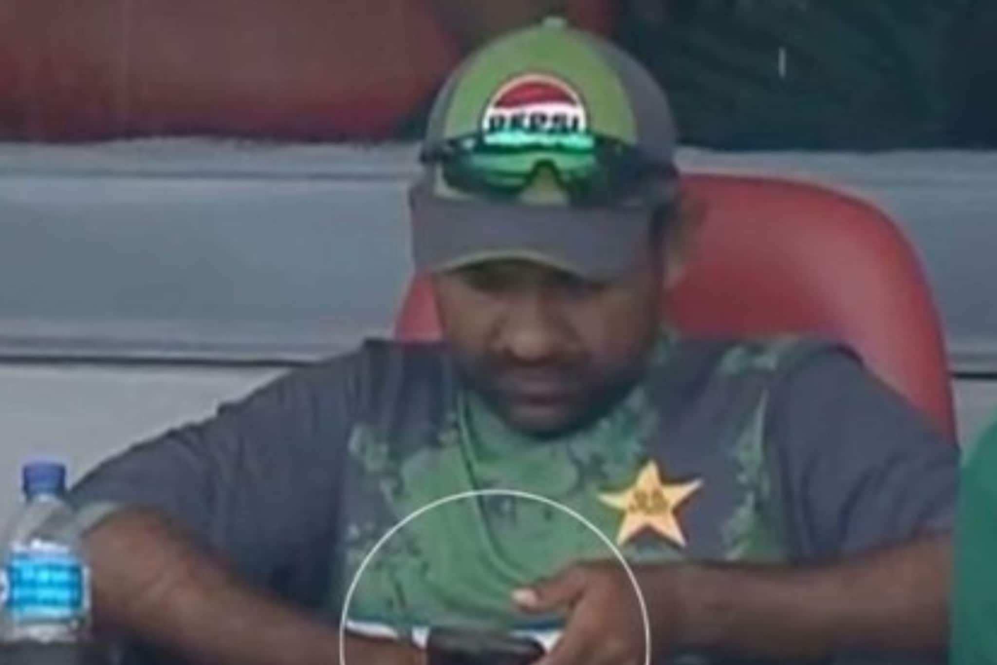 ম্যাচ চলাকালীন মোবাইল ব্যবহার! আইসিসির নিয়ম ভাঙার অভিযোগ! শাস্তির মুখে পাকিস্তান মেন্টর?