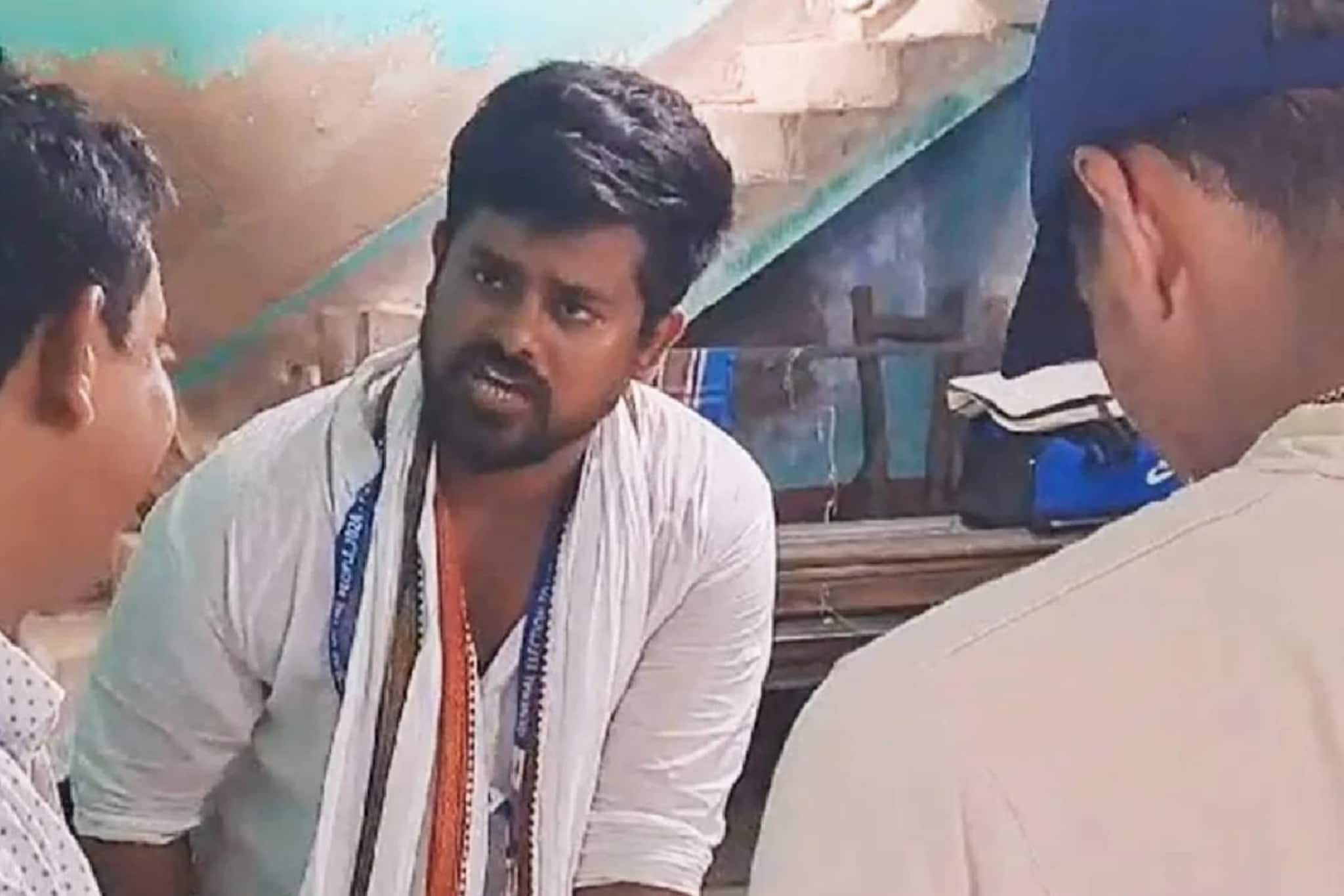 'আমাকে ফোন করেছিল!' প্রতীক উর-কে নিয়ে জল্পনার মধ্যেই বিস্ফোরক তরুণ CPIM নেতা সায়ন 'আমাকে ফোন করেছিল!' প্রতীক উর-কে নিয়ে জল্পনার মধ্যেই বিস্ফোরক তরুণ CPIM নেতা সায়ন