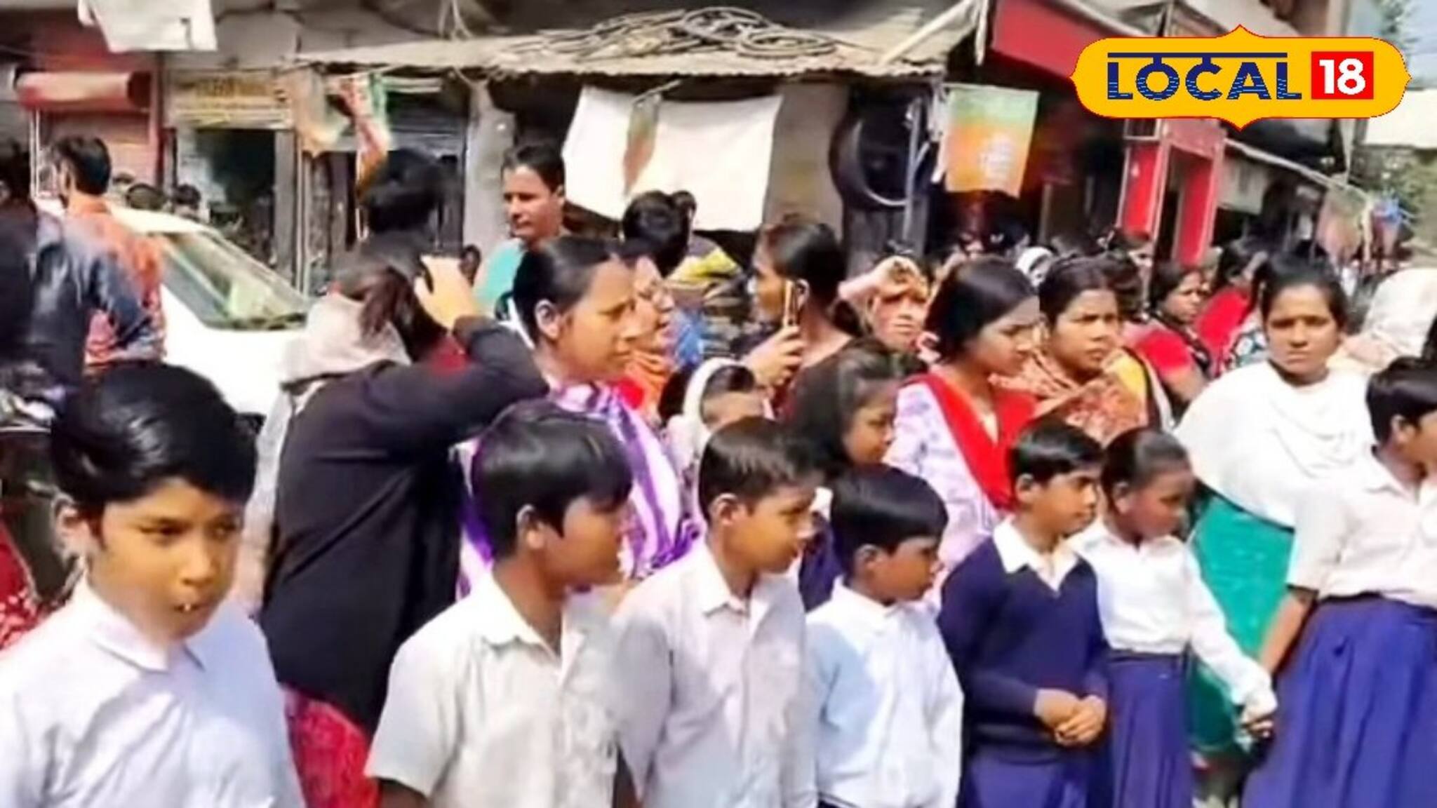 দুর্গন্ধে নাক চেপে স্কুলে করতে হয় ক্লাস! গাইঘাটায় রাস্তায় নেমে প্রতিবাদ খুদে পড়ুয়াদের