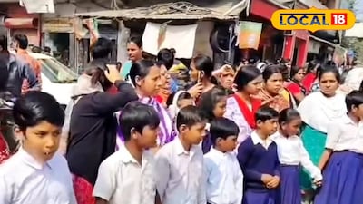 প্রতিবাদ খুদে পড়ুয়াদের