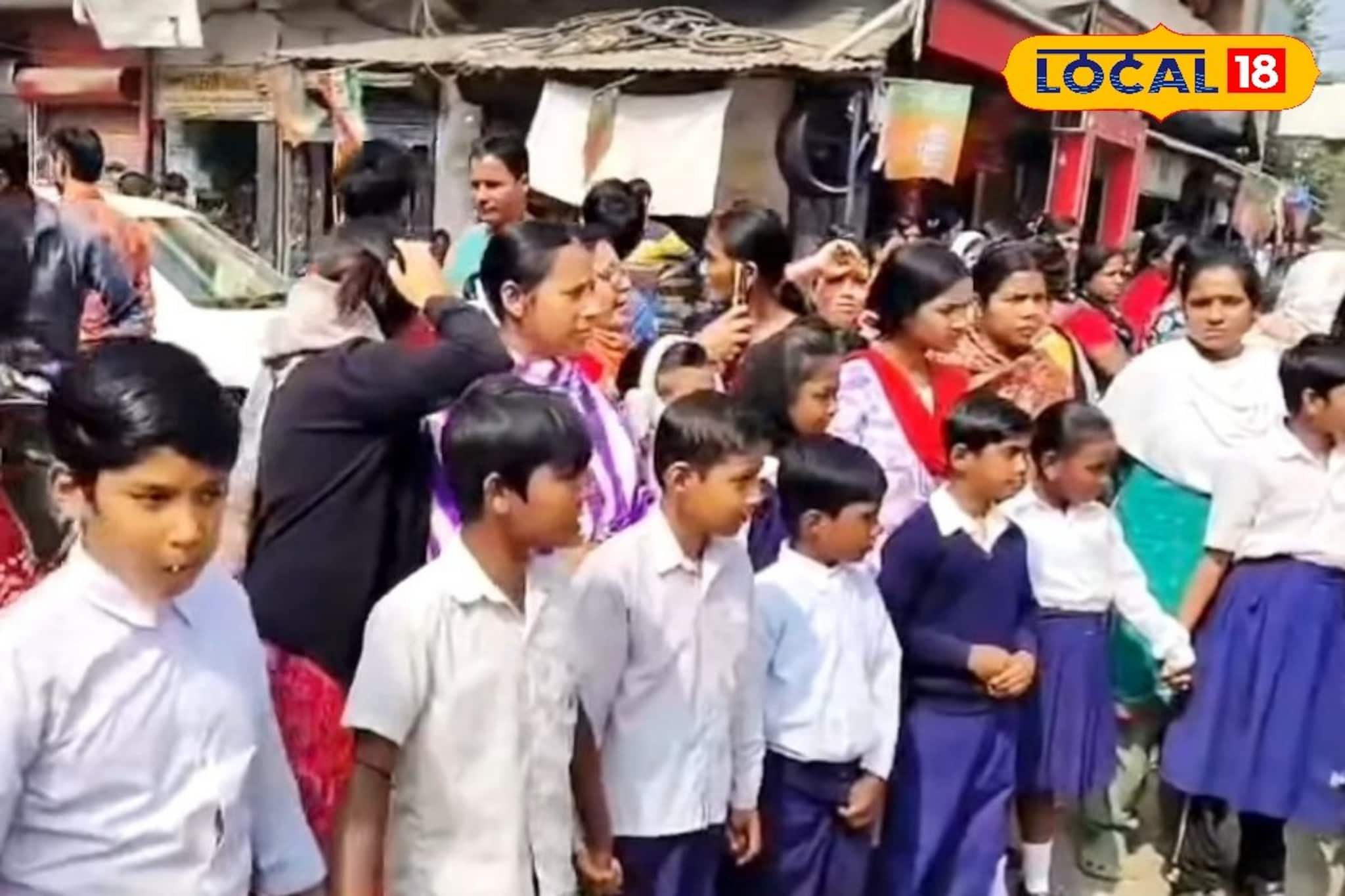 দুর্গন্ধে নাক চেপে স্কুলে করতে হয় ক্লাস! গাইঘাটায় রাস্তায় নেমে প্রতিবাদ খুদে পড়ুয়াদের