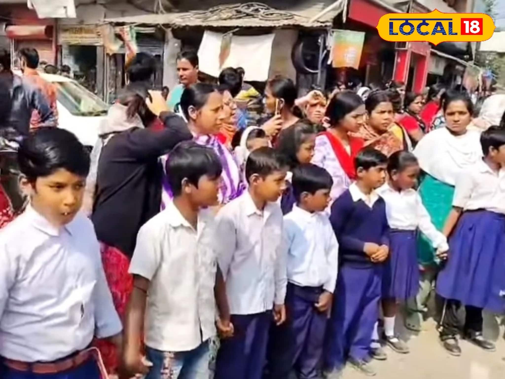 দুর্গন্ধে নাক চেপে স্কুলে করতে হয় ক্লাস! গাইঘাটায় রাস্তায় নেমে প্রতিবাদ খুদে পড়ুয়াদের