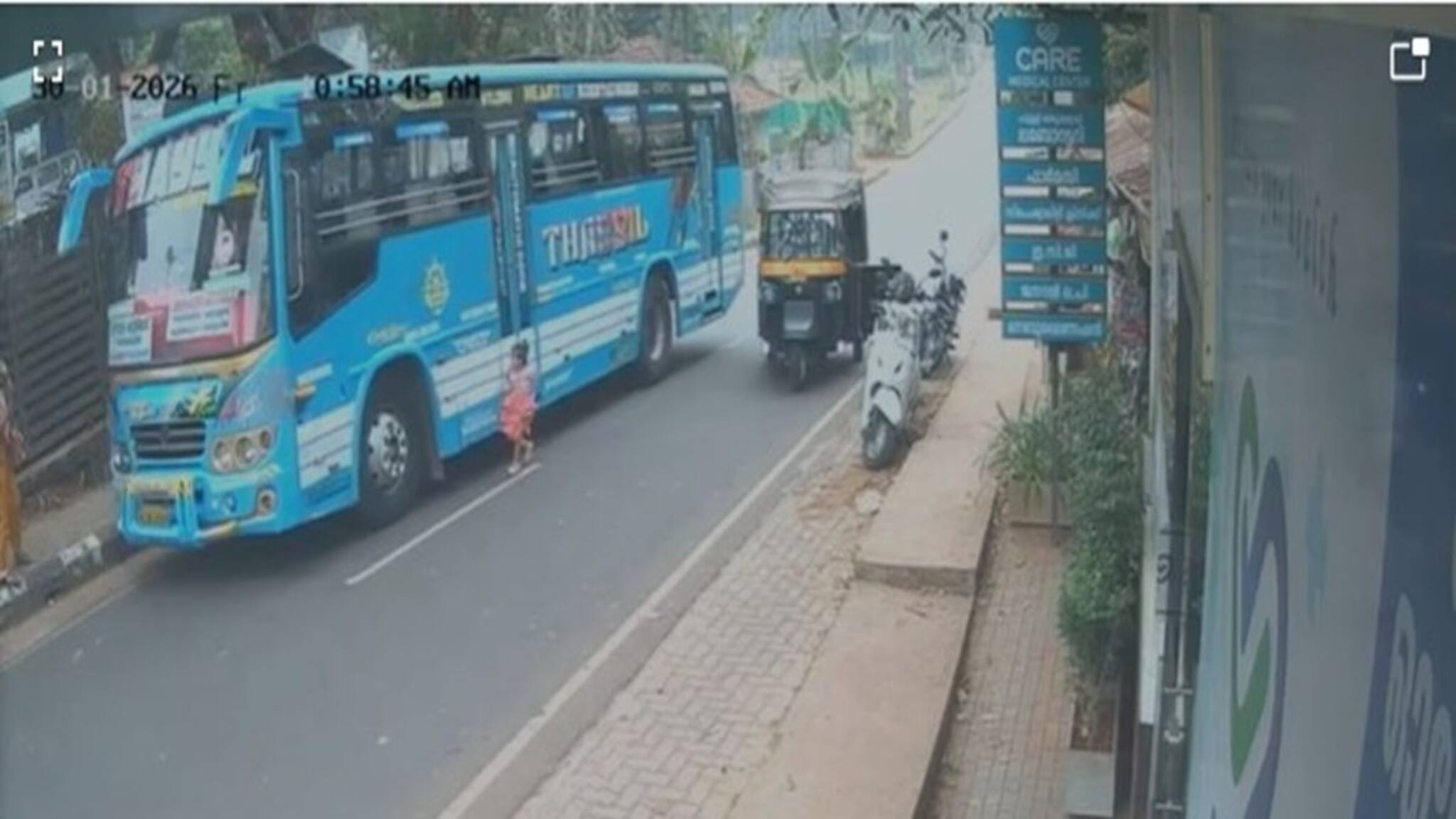 Viral Bus Driver: মা-বাবার চোখ এড়িয়ে রাস্তায় ছুট, বাসচালকের তৎপরতায় অল্পের জন্য প্রাণে বাঁচল একরত্তি