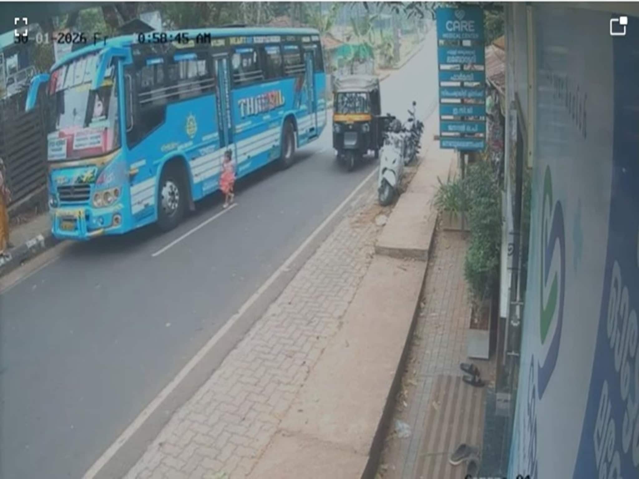 মা-বাবার চোখ এড়িয়ে রাস্তায় ছুট, বাসচালকের তৎপরতায় অল্পের জন্য প্রাণে বাঁচল একরত্তি