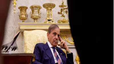 কলকাতা:  পিসিবি ক্রিকেট বোর্ড এবার সিদ্ধান্ত নেওয়ার বল পুরো সরকারের কোর্টে পাঠিয়ে দিল৷আসন্ন টি-টোয়েন্টি বিশ্বকাপে হাই-ভোল্টেজ পাকিস্তান-ভারত ম্যাচের ভাগ্য সর্বোচ্চ রাজনৈতিক স্তরে নির্ধারিত হবে৷ শীর্ষ সূত্র সিএনএন-নিউজ১৮ কে জানিয়েছে পাকিস্তান ক্রিকেট বোর্ড (পিসিবি) এবং ফেডারেল মন্ত্রিসভার সঙ্গে পরামর্শের পরে প্রধানমন্ত্রী শেহবাজ শরিফ চূড়ান্ত সিদ্ধান্ত নেবেন বলে আশা করা হচ্ছে৷