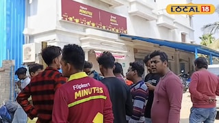 সংস্থার সামনে ডেলিভারি কর্মীদের বিক্ষোভ 