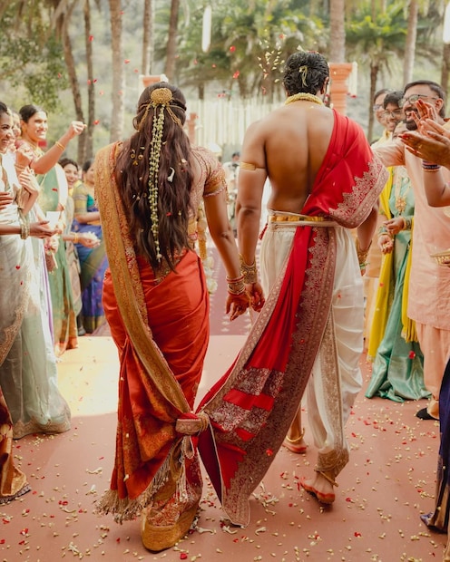 এই বিয়ের ছবিগুলিতে, বিজয়কে সত্যিই একটি পিরিয়ড ফিল্মের একজন রাজকীয় বীরের মতো দেখাচ্ছে। লাল এবং সাদা রঙের ঐতিহ্যবাহী পোশাকে সজ্জিত, হাতে-পায়ে লাল আলতা, মুখে উজ্জ্বল হাসি বিজয়কে কোনও রাজার থেকে কম লাগছিল না৷ এই বিয়ের ছবিগুলিতে, বিজয়কে সত্যিই একটি পিরিয়ড ফিল্মের একজন রাজকীয় বীরের মতো দেখাচ্ছে। লাল এবং সাদা রঙের ঐতিহ্যবাহী পোশাকে সজ্জিত, হাতে-পায়ে লাল আলতা, মুখে উজ্জ্বল হাসি বিজয়কে কোনও রাজার থেকে কম লাগছিল না৷