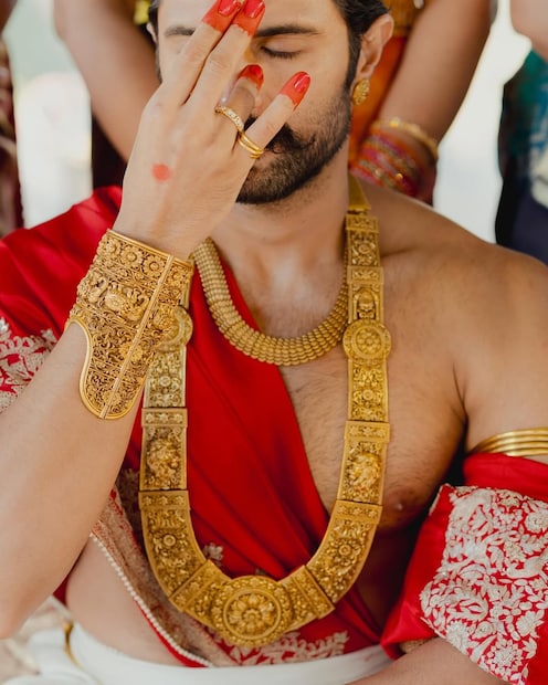 কাঁধে লাল অঙ্গভস্ত্রম, কপালে তিলক, হাতে আলতা এবং গলায় একটি ভারী সোনালী ঐতিহ্যবাহী নেকলেস - বিয়েতে বিজয় যেন ছিল সকলের চোখের মণি! কাঁধে লাল অঙ্গভস্ত্রম, কপালে তিলক, হাতে আলতা এবং গলায় একটি ভারী সোনালী ঐতিহ্যবাহী নেকলেস - বিয়েতে বিজয় যেন ছিল সকলের চোখের মণি!