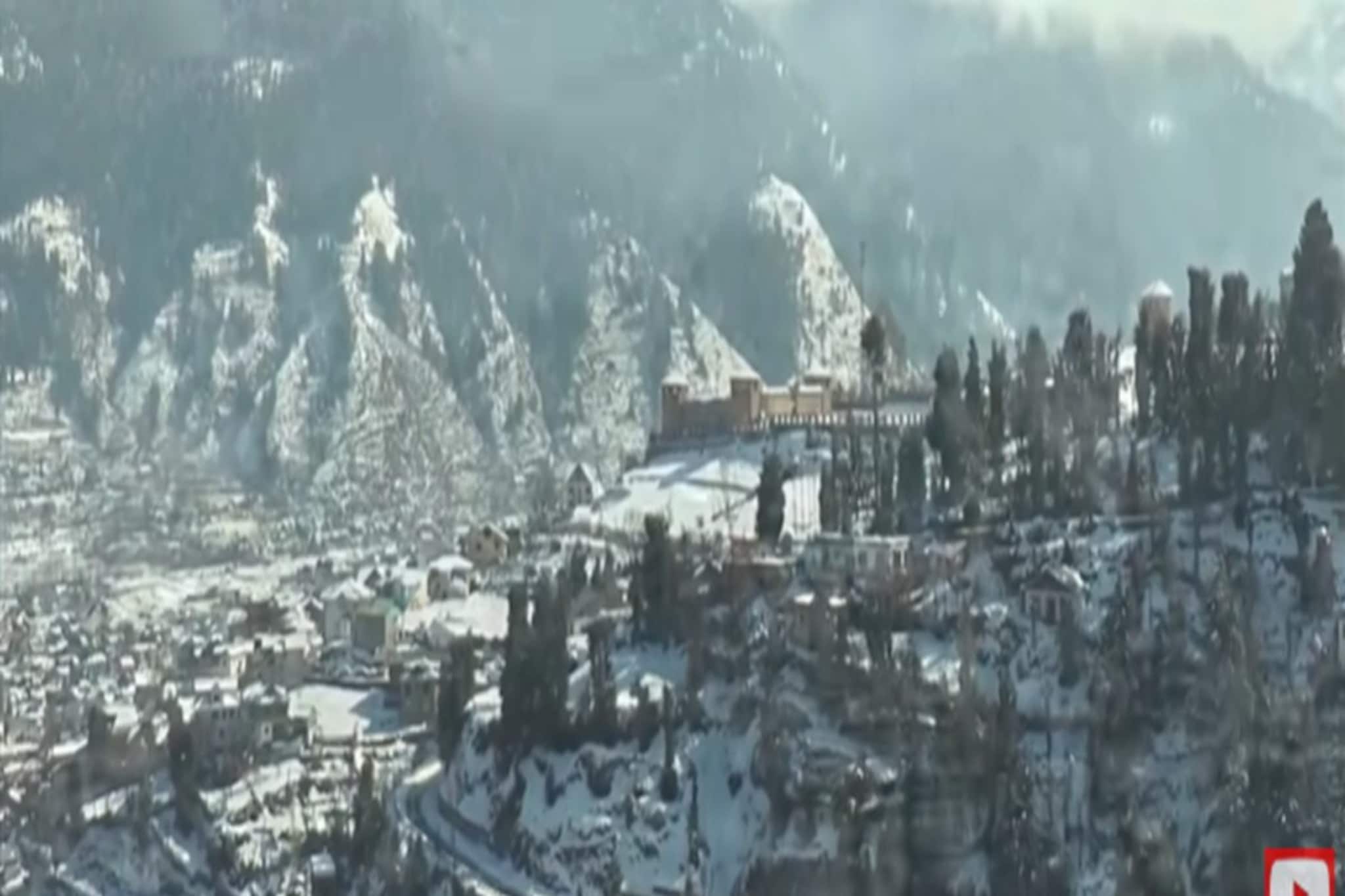 তুষারপাতের জেরে বরফে ঢাকল জম্মু-কাশ্মীর, ভিড় জামাচ্ছেন পর্যটকরা