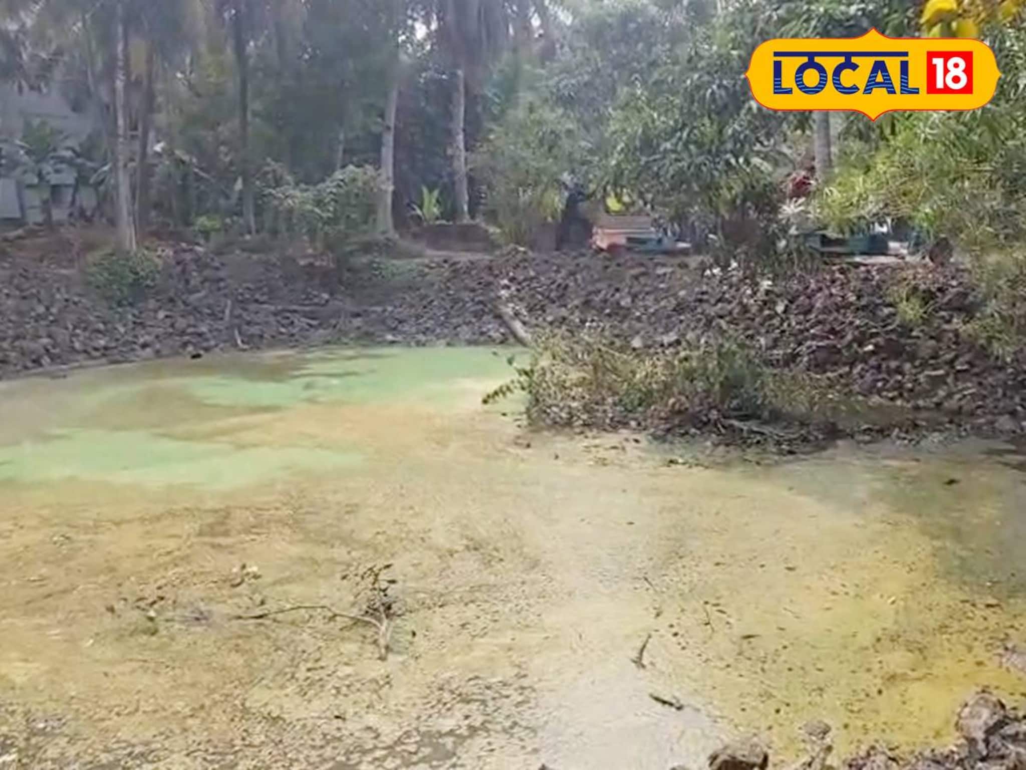 রাতের অন্ধকারে কাকদ্বীপের প্রাচীন পুকুর ভরাট! বড় 'মাথা' যুক্ত থাকার দাবি স্থানীয়দের