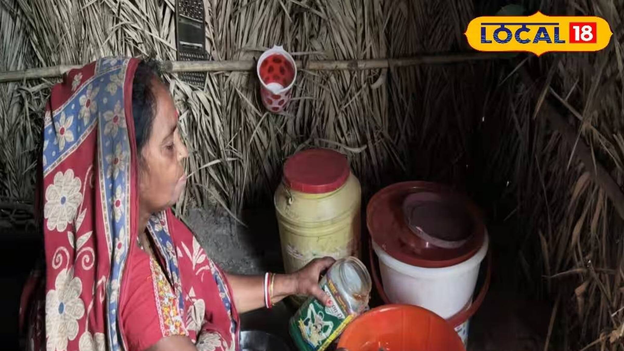 নলেন গুড়ের চাহিদা মেটাতে আসরে মহিলা শিউলিরা! গাছে উঠে সংগ্রহ করছেন খেজুর রস