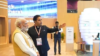 ইন্ডিয়া এআই ইমপ্যাক্ট সামিট ২০২৬-এ জিও এআই প্যাভিলিয়নে মাননীয় প্রধানমন্ত্রী Narendra Modi-এর সামনে জিও-র চেয়ারম্যান Akash Ambani স্বাস্থ্য, শিক্ষা, সংস্কৃতি ও স্মার্ট হোম সমাধানে সংস্থার এআই-নির্ভর রূপান্তরের বিভিন্ন দিক তুলে ধরেন।