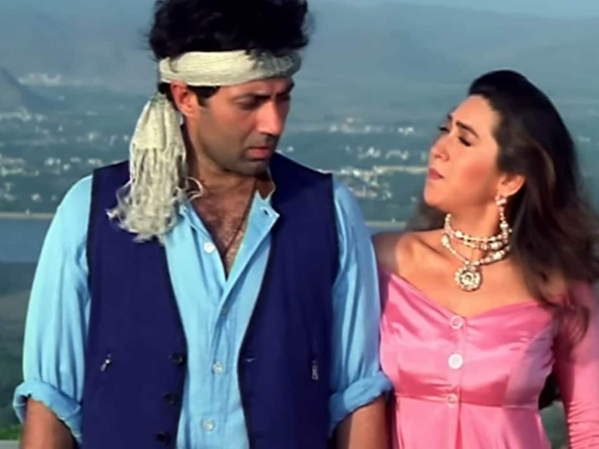 শরীরের ‘সুগন্ধ’ থেকেই প্রেমিকাকে চিনে নেওয়ার দাবি নায়কের ! শানু-অলকার এই সুপারহিট গান