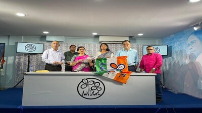 কলকাতা: অ্যাথলেটিক্সে দেশকে এনে দিয়েছেন একাধিক সম্মান৷ এবার স্বপ্নের দৌড়ের জন্য অন্য ট্র্যাকে দৌড়বেন রাজবংশী অ্যাথলিট স্বপ্না বর্মন৷ ছাব্বিশের বিধানসভা নির্বাচনের আগে তৃণমূল পরিবারের সদস্য হলেন জলপাইগুড়ির রাজবংশী পরিবারের মেয়ে স্বপ্না। শুক্রবার,কলকাতায় তৃণমূল ভবনে দলের পতাকা হাতে নিলে। এদিন স্বপ্নার তৃণমূলে যোগ দেওয়ার সময় হাজির ছিলেন গৌতম দেব, ব্রাত্য বসু ও চন্দ্রিমা ভট্টাচার্য। তৃণমূলে যোগ দেওয়ার পর স্বপ্না বলছেন, ‘‘মমতা বন্দ্যোপাধ্যায়ের অনুপ্রেরণায় অনুপ্রাণিত হয়ে যুক্ত হলাম। উনি তৃণমূল স্তর থেকে যে ভাবে উঠে এসেছেন এবং বাংলার মানুষের জন‍্য উনি যা করেছেন তার জন‍্য যোগ দিলাম৷’’ দেখুন বাংলা নিউজ ভিডিও (Watch bangla news video)৷ 