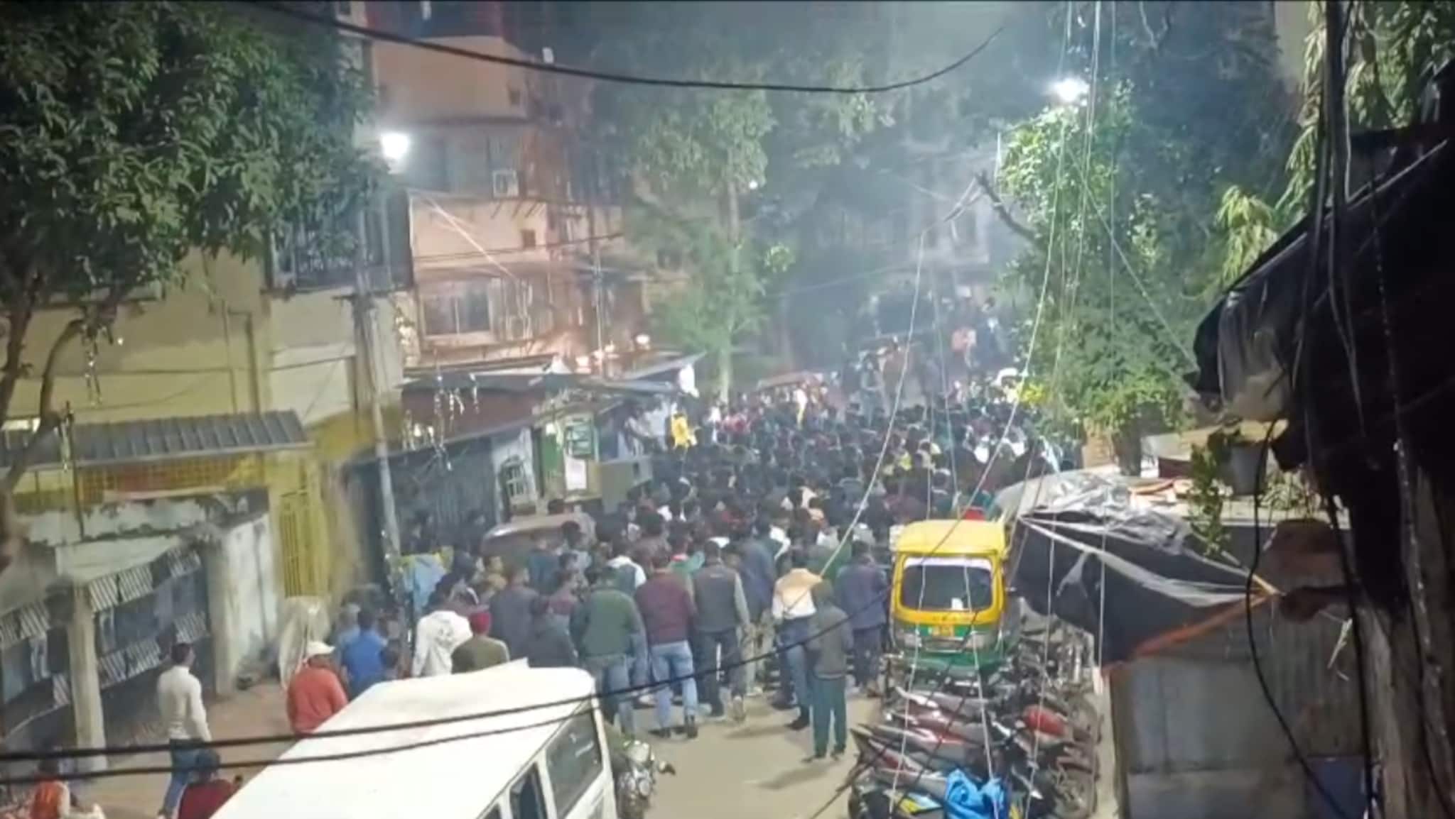 গুলি, বোমা, ভাঙচুর...গোলপার্কে অশান্তির ঘটনায় গ্রেফতার ১০! কঠোর ব্যবস্থার আশ্বাস কমিশনারে গুলি, বোমা, ভাঙচুর...গোলপার্কে অশান্তির ঘটনায় গ্রেফতার ১০! কঠোর ব্যবস্থার আশ্বাস কমিশনারে