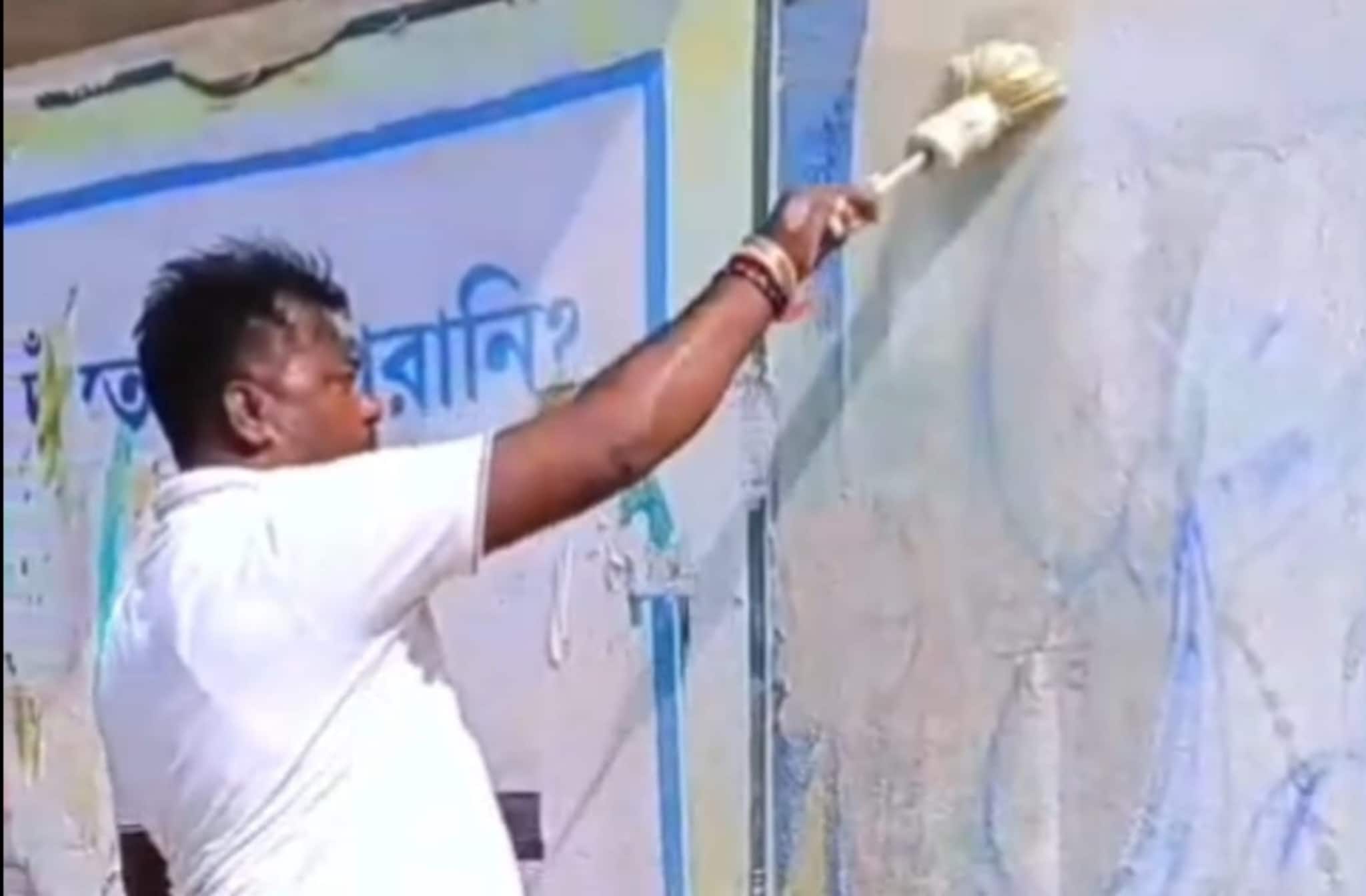 তৃণমূলের লেখা দেওয়াল মুছে দিলেন বিজেপি নেতা? ভাইরাল ভিডিও ঘিরে তোলপাড়! তৃণমূলের লেখা দেওয়াল মুছে দিলেন বিজেপি নেতা? ভাইরাল ভিডিও ঘিরে তোলপাড়!
