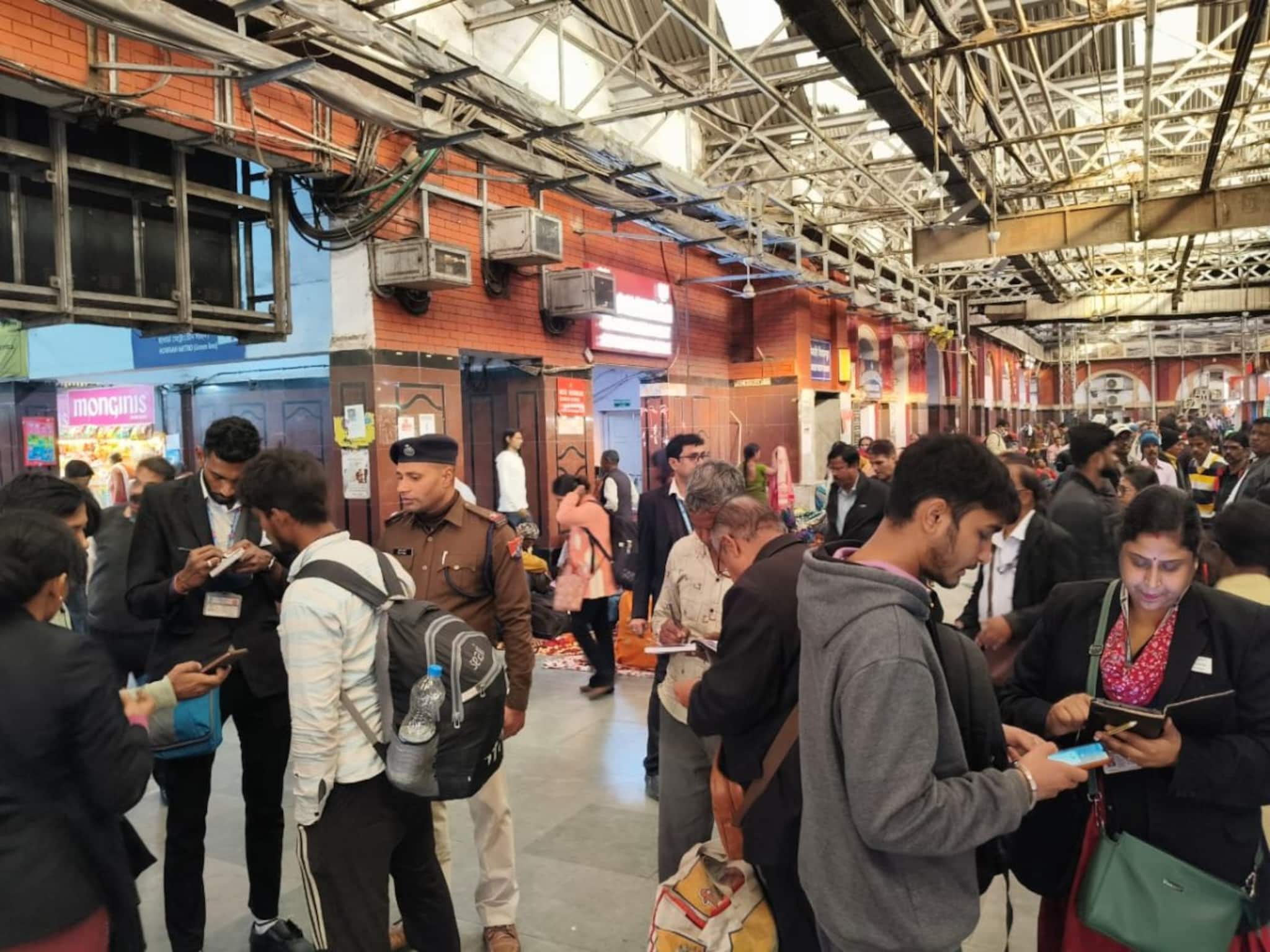 বিনা টিকিটে ট্রেনে ওঠেন? সাবধান! বিশেষ টিকিট চেকিং অভিযান চলছে শিয়ালদহ ডিভিশনে