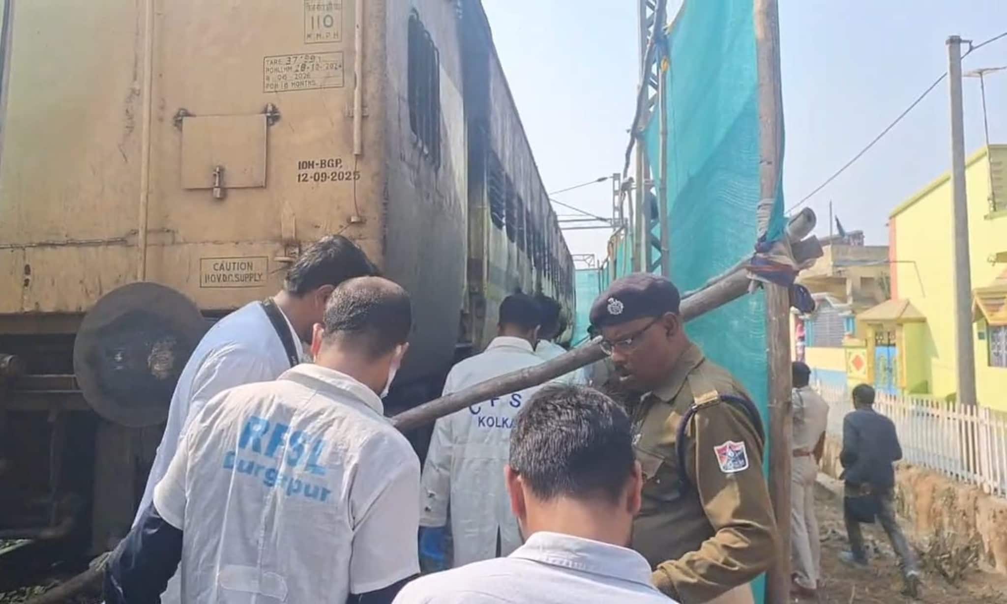 কাটোয়ার ট্রেনে আগুনের ঘটনায় ষড়যন্ত্রের গন্ধ! তদন্তে নামল বিশেষ দল কাটোয়ার ট্রেনে আগুনের ঘটনায় ষড়যন্ত্রের গন্ধ! তদন্তে নামল বিশেষ দল