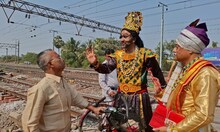 Bardhaman : যমরাজ আর চিত্রগুপ্তকে সমস্যার কথা জানাতে গিয়েছিলেন! শেষমেশ রেল পুলিশের হাতে আটক প্রৌঢ়