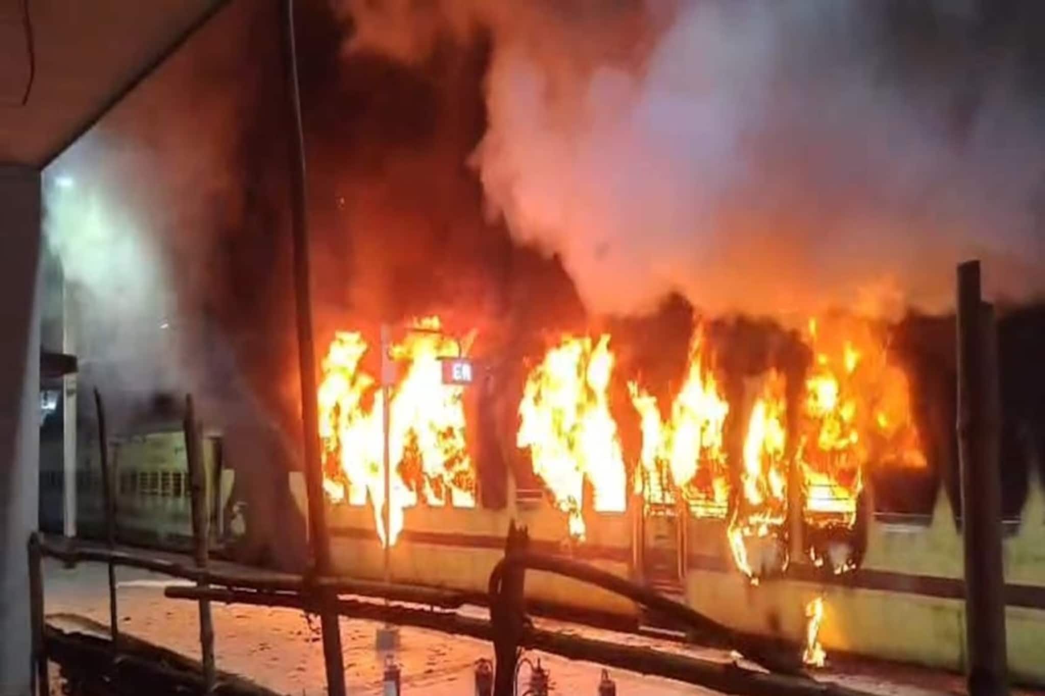 স্টেশনের এক কাপ চায়ে, লুকিয়ে থাকা আগুনের ঝুঁকি! রেলযাত্রায় সতর্কতার বার্তা