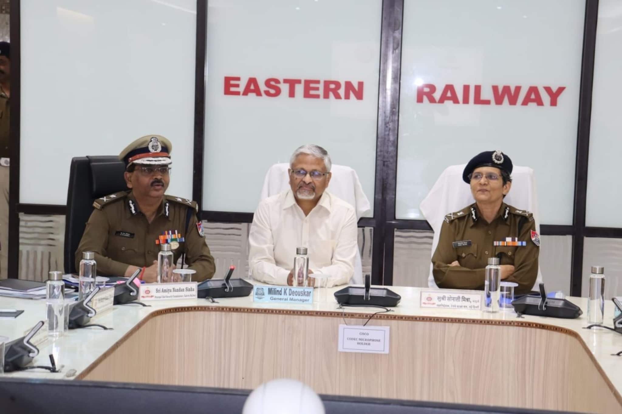 পূর্ব রেলের সদর দফতরে নিরাপত্তা পর্যালোচনায় হাজির আরপিএফের ডিজি পূর্ব রেলের সদর দফতরে নিরাপত্তা পর্যালোচনায় হাজির আরপিএফের ডিজি