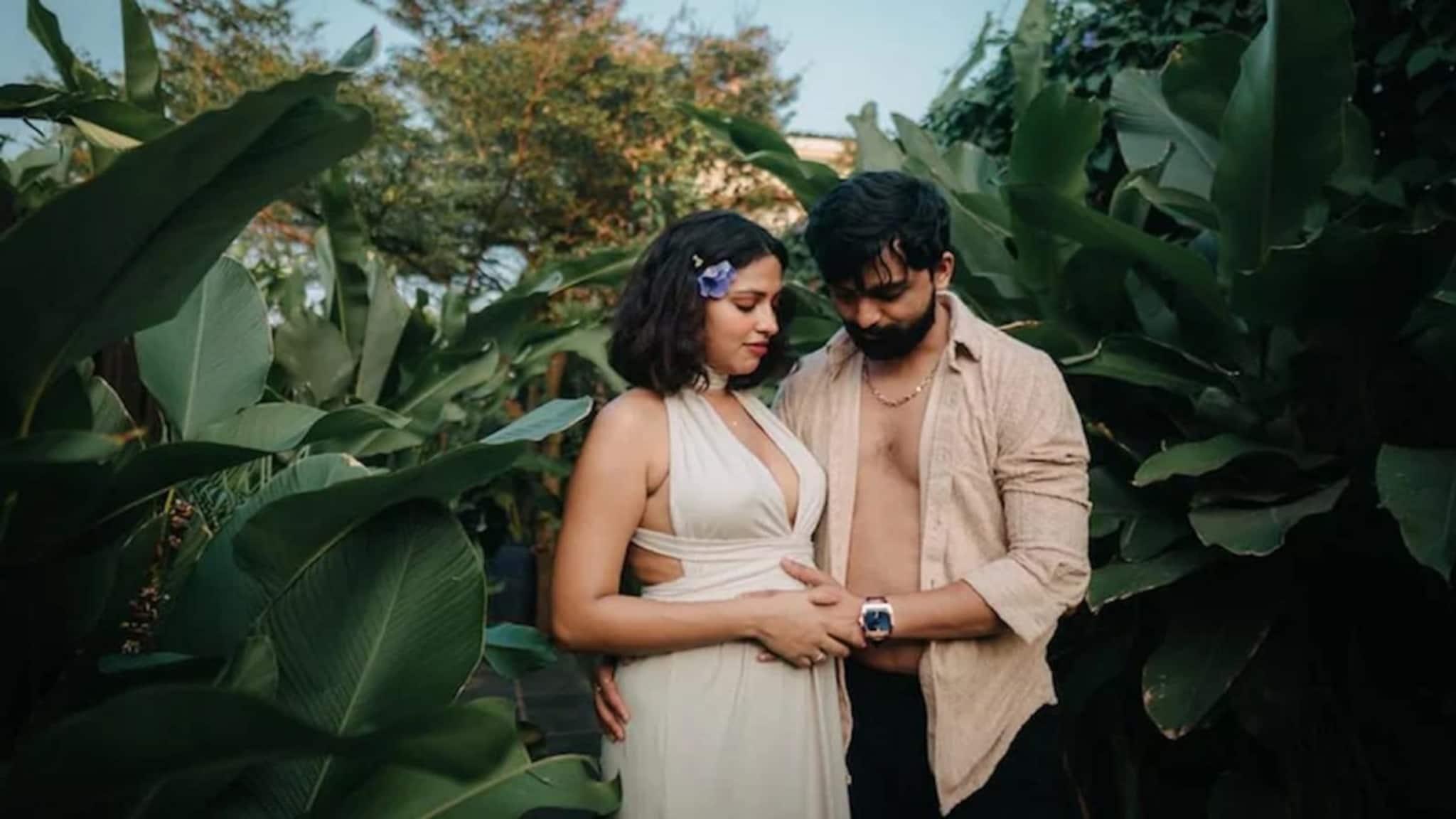 তামিল এই অভিনেত্রী ডেটিংয়ের প্রথম মাসের মধ্যেই গর্ভবতী হয়েছিলেন ! তারপর বিয়ে করেছিলেন, বলুন দেখি কে?