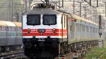 আমাদের অনেকেরই জানা নেই...স্টেশনে বসে এইসব করলে জেল হতে পারে! জানেন নিয়ম কী? আমাদের অনেকেরই জানা নেই...স্টেশনে বসে এইসব করলে জেল হতে পারে! জানেন নিয়ম কী?