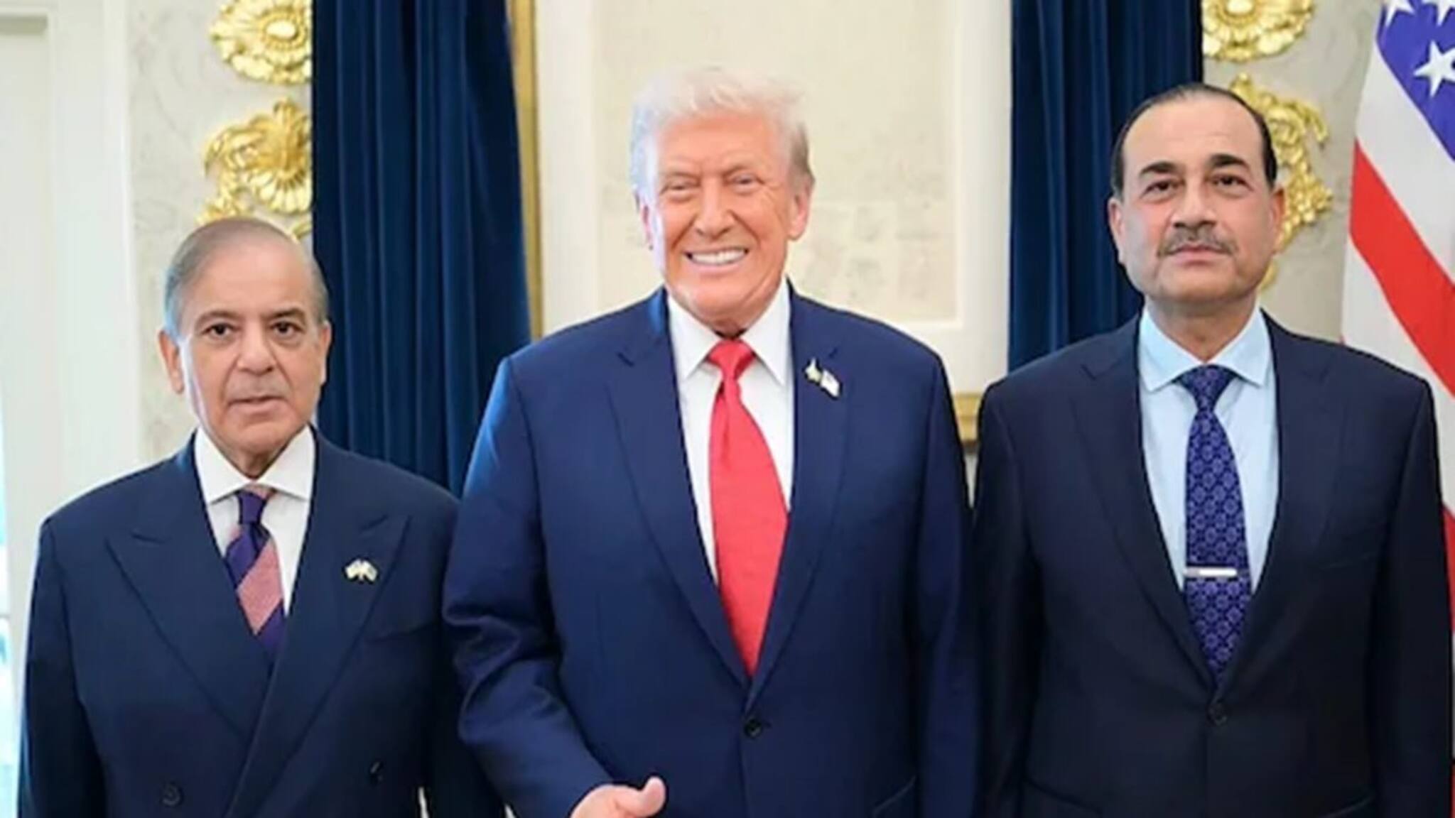 ‘উপপত্নীর মতো আচরণ’ ! ভারত-মার্কিন বাণিজ্য চুক্তির পর শেহবাজ শরিফ, আসিম মুনিরকে নিয়ে হাসাহাসি করছেন পাকিস্তানিরাই