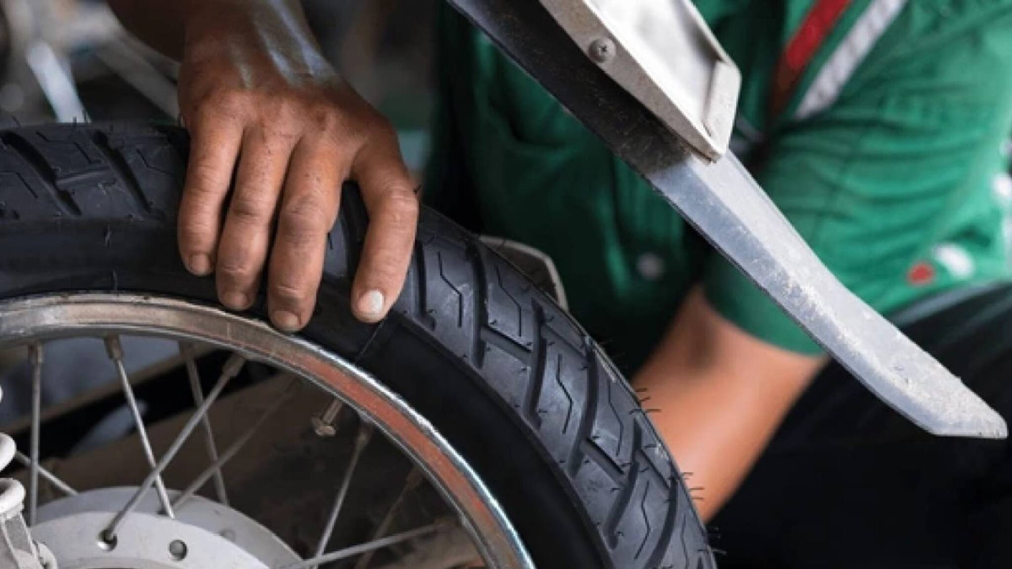 Tyre Puncture Solution : বিপদ বলে আসে না! রাস্তা চলতে চলতে টায়ার পাংচার? সহজে সারিয়ে ফেলতে পারবেন, কায়দা শিখে রাখুন