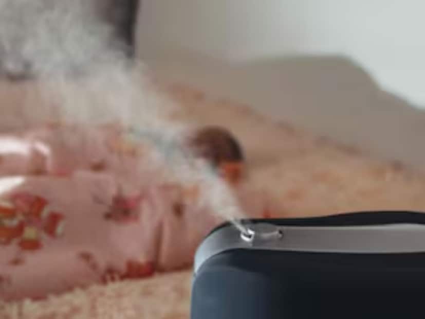 শীতকাল এলেই রুম হিটার ঘরের ভেতরের জীবনকে আরামদায়ক করে তোলে, কিন্তু এগুলো নীরবে বাতাস থেকে আর্দ্রতা শুষে নেয়। এর ফল কী হয়? নাক এবং চোখকে এর মূল্য দিতে হয়। শুষ্ক, উত্তপ্ত বাতাস নাকের ভেতরের প্রাকৃতিক প্রতিরক্ষামূলক স্তর এবং চোখের অশ্রুস্তরকে ব্যাহত করে, যার ফলে নাক বন্ধ হয়ে যাওয়া, খসখসে ভাব, জ্বালা, চুলকানি এবং কখনও কখনও নাক দিয়ে রক্তপাতও হতে পারে। শীতকাল এলেই রুম হিটার ঘরের ভেতরের জীবনকে আরামদায়ক করে তোলে, কিন্তু এগুলো নীরবে বাতাস থেকে আর্দ্রতা শুষে নেয়। এর ফল কী হয়? নাক এবং চোখকে এর মূল্য দিতে হয়। শুষ্ক, উত্তপ্ত বাতাস নাকের ভেতরের প্রাকৃতিক প্রতিরক্ষামূলক স্তর এবং চোখের অশ্রুস্তরকে ব্যাহত করে, যার ফলে নাক বন্ধ হয়ে যাওয়া, খসখসে ভাব, জ্বালা, চুলকানি এবং কখনও কখনও নাক দিয়ে রক্তপাতও হতে পারে।