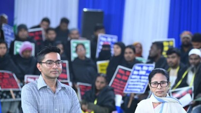 ‘তৃণমূল কংগ্রেস একাই লড়বে’! বাংলায় একলা ‘চলো’ বার্তা মমতার, দিল্লিতেই বাজালেন ভোটের দামামা ‘তৃণমূল কংগ্রেস একাই লড়বে’! বাংলায় একলা ‘চলো’ বার্তা মমতার, দিল্লিতেই বাজালেন ভোটের দামামা