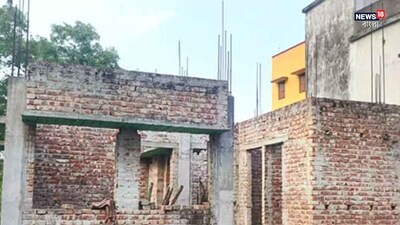 बंगालर बारी का सपना अधूरा: मिट्टी का घर तोड़ते समय दीवार गिरने से लाभार्थी की मौत.