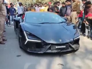 ‘১০ ফুট ওপরে উঠে গেল...’ মুহূর্তে পথচারীদের পিষে দিল দ্রুতগতির ল্যাম্বরগিনি! অভিযুক্ত ব্যবসায়ী পুত্র, কানপুরে দুর্ঘটনায় আহত ৬   (Image credit: X/@sirajnoorani)