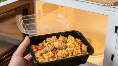 माइक्रोवेव में प्लास्टिक: भोजन गर्म करने से स्वास्थ्य को दीर्घकालिक जोखिम, डॉक्टरों की चेतावनी.