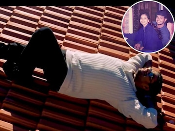 শিক্ষকতা করতে গিয়ে ছাত্রীর সঙ্গে প্রেম! এখনও কাঁপাচ্ছেন বলিউড, চিনতে পারছেন অভিনেতাকে?