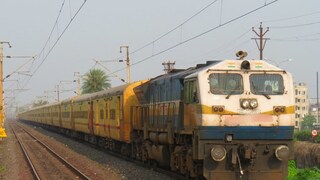 আচমকা মাঝ রাস্তায় দাঁড়িয়ে গেল দার্জিলিং মেল! স্টেশনে ঢোকার আগে কী হল ট্রেনে? যাত্রীদের মধ্যে আতঙ্ক