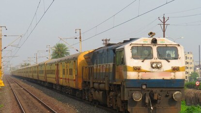 আচমকা মাঝ রাস্তায় দাঁড়িয়ে গেল দার্জিলিং মেল! স্টেশনে ঢোকার আগে কী হল ট্রেনে? যাত্রীদের মধ্যে আতঙ্ক আচমকা মাঝ রাস্তায় দাঁড়িয়ে গেল দার্জিলিং মেল! স্টেশনে ঢোকার আগে কী হল ট্রেনে? যাত্রীদের মধ্যে আতঙ্ক