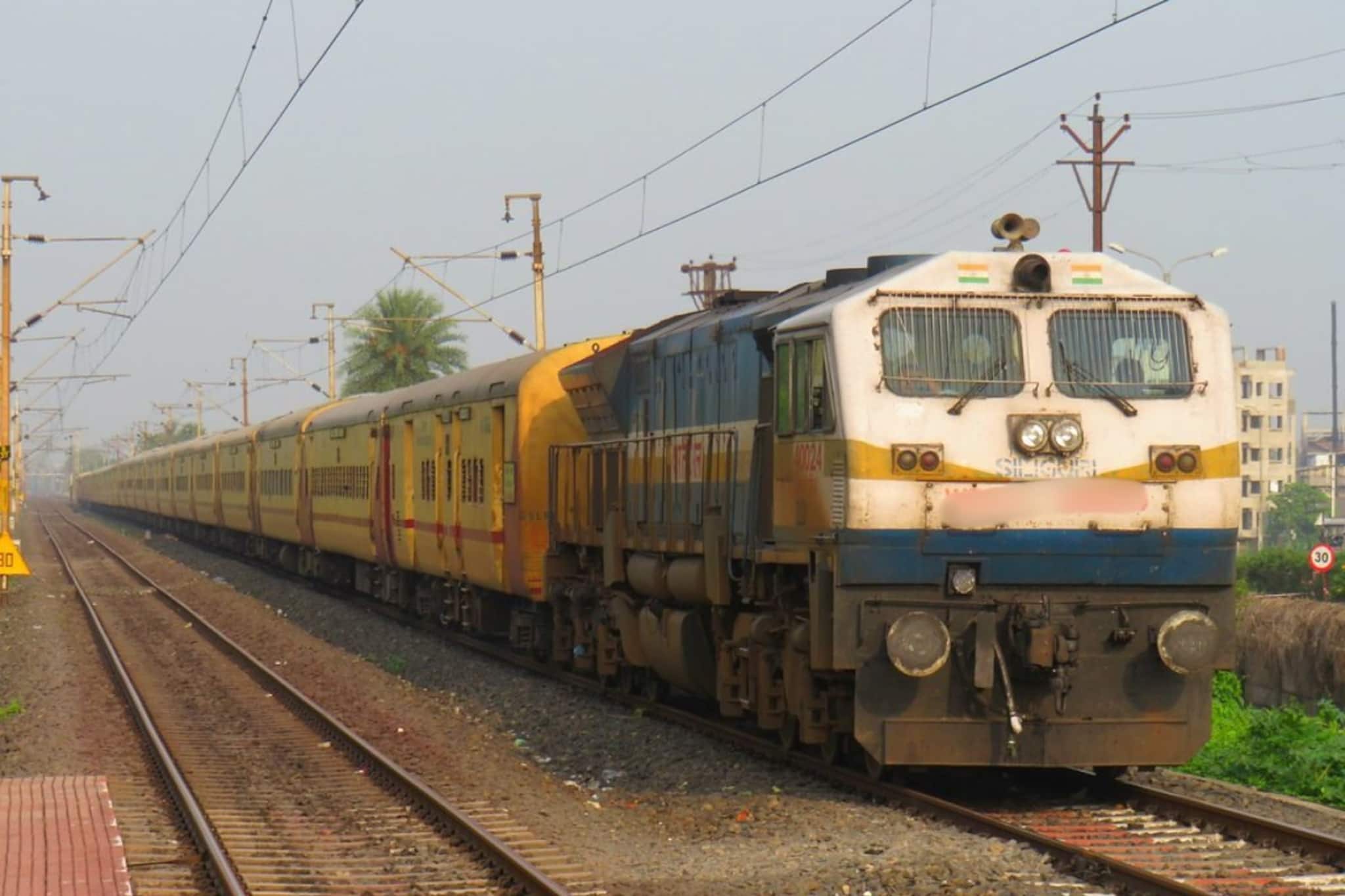 জলপাইগুড়ি টাউন স্টেশনে ঢোকার মুখে বিপত্তি, হঠাৎ কেন থেমে গেল দার্জিলিং মেল?
