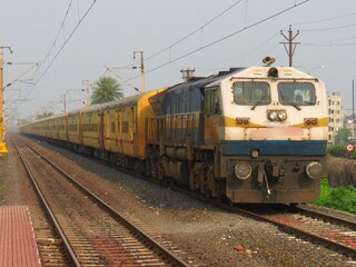 আচমকা মাঝ রাস্তায় দাঁড়িয়ে গেল দার্জিলিং মেল! স্টেশনে ঢোকার আগে কী হল ট্রেনে? যাত্রীদের মধ্যে আতঙ্ক