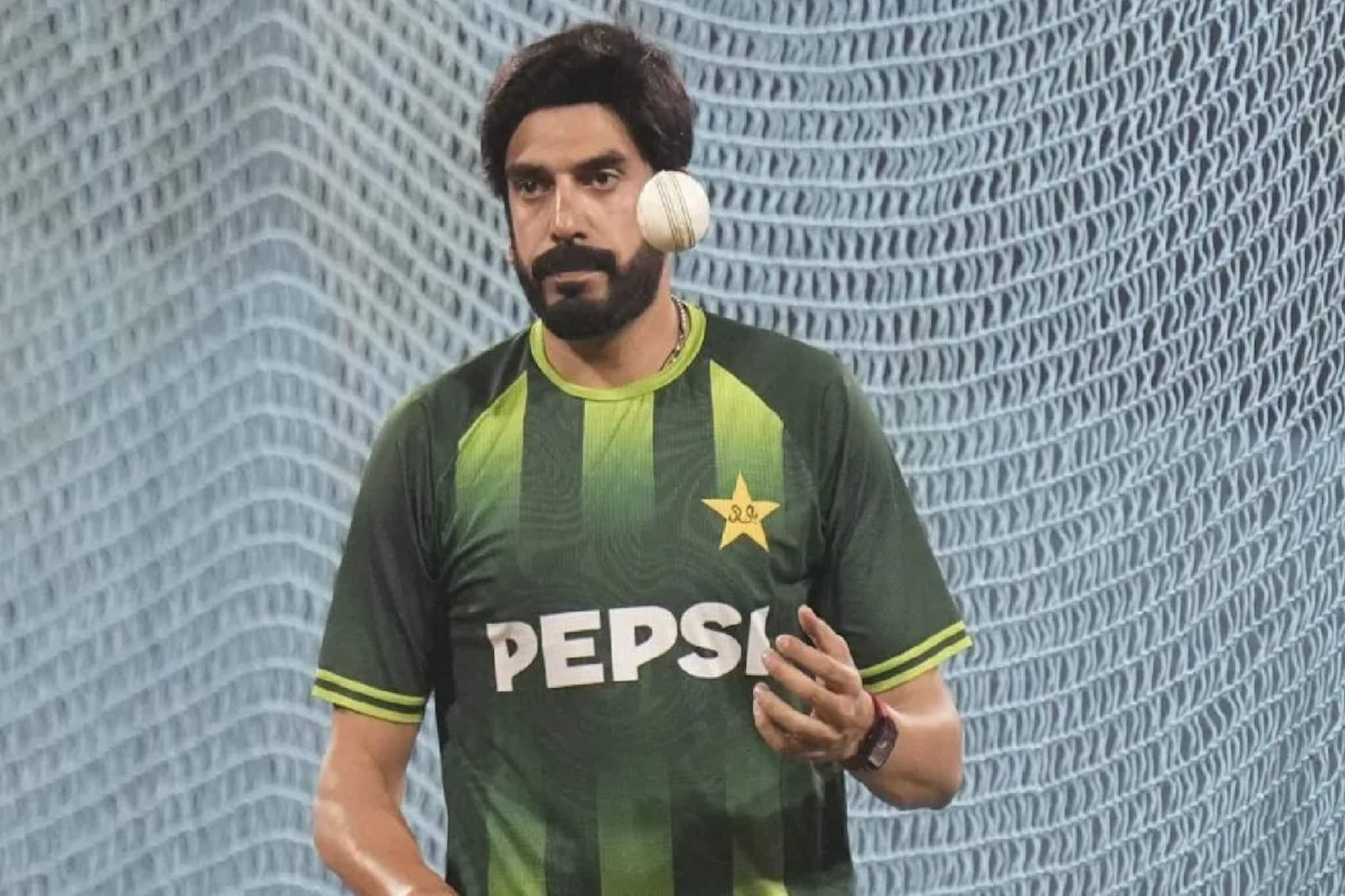 হাতে দু'টো কনুই, ভারতের বিরুদ্ধে পাকিস্তানের সেরা অস্ত্র উসমান তারিক! বল নাকি ছোড়েন?