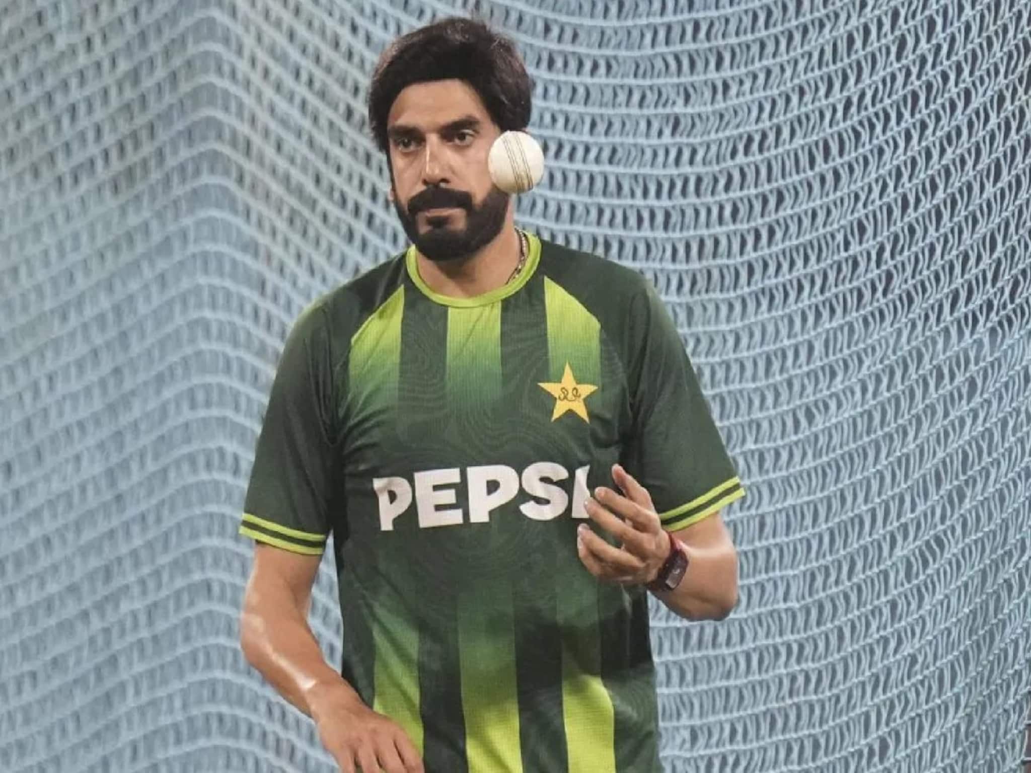 হাতে দু'টো কনুই, ভারতের বিরুদ্ধে পাকিস্তানের সেরা অস্ত্র উসমান তারিক! বল নাকি ছোড়েন?