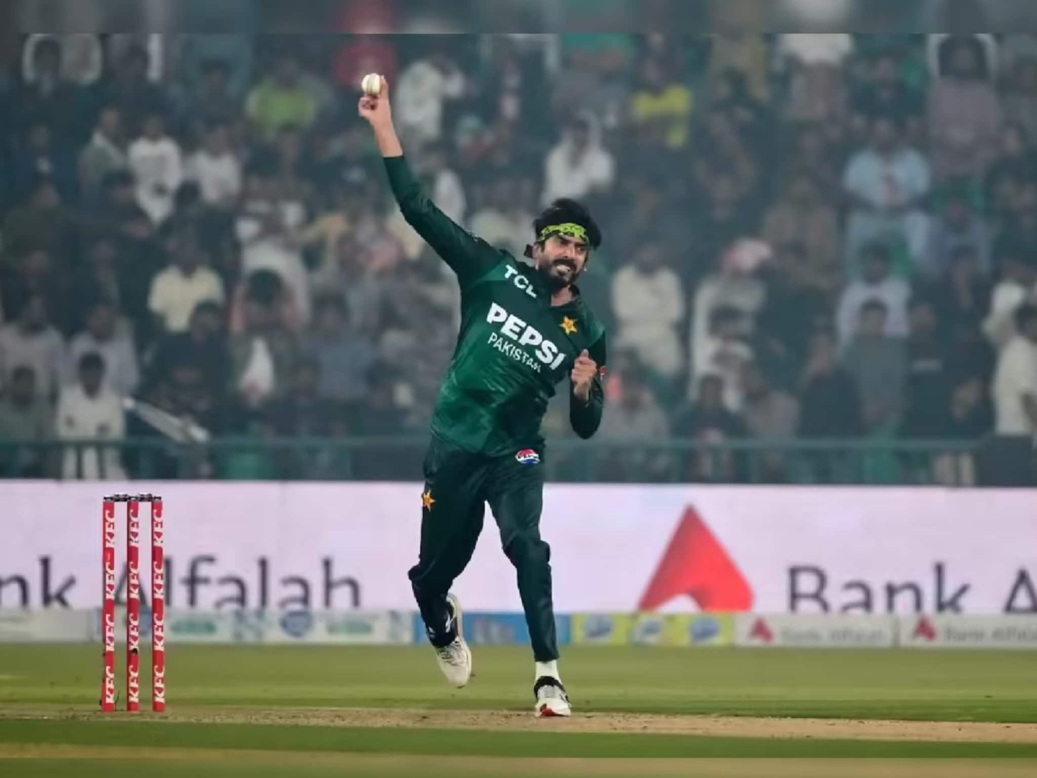 উসমান তারিক, কেউ খেলতে পারছে না এই স্পিনারকে! একটাই 'টেকনিক' পাক বোলারের উসমান তারিক, কেউ খেলতে পারছে না এই স্পিনারকে! একটাই 'টেকনিক' পাক বোলারের