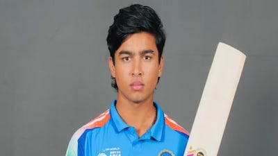 কলকাতা: বৈভব সূর্যবংশী মাত্র ১৪ বছরেই বড়সড় নাম হয়ে উঠেছে৷ তাঁর সম্পর্কে মানুষের জানার আগ্রহও চরম৷  ভারতের তরুণ তারকা বৈভব সূর্যবংশী তার অসাধারণ খেলা দিয়ে ক্রিকেট বিশ্বের দৃষ্টি আকর্ষণ করছেন।  তিনি এখন স্কুলে পড়াশুনো করেন৷ এখনই কোটিপতি হয়ে যাওয়া এই কিশোর ক্রিকেটার কী লক্ষ-লক্ষ টাকা ফি দেওয়া স্কুলে পড়াশুনো করেন৷ ১৪ বছর বয়সী এই কিশোর তার রেকর্ড-ভাঙা রান দিয়ে সবার নজর কেড়েছে। ছোটবেলা থেকে তাঁর কোথায় স্কুলিং জানালেন