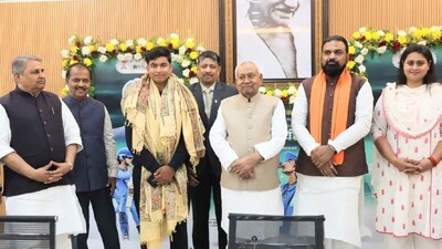 খেলার মাঠে অনেক পুরস্কার পেয়েছেন, কেন্দ্রীয় সরকারের তরফেও পুরস্কার পেয়েছেন বৈভব। এবার পুরস্কার মিলল বিহার সরকারের তরফে। রবিবার ১৪ বছরের এই তারকা ক্রিকেটার দেখা করেন বিহারের মুখ্যমন্ত্রী নীতীশ কুমার, উপমুখ্যমন্ত্রী সম্রাাট চৌধুরী এবং ক্রীড়ামন্ত্রী শ্রেয়সী সিংয়ের সঙ্গে দেখা করেছেন। তখনই অনূর্ধ্ব-১৯ বিশ্বকাপ জেতা তারকাকে ৫০ লক্ষ টাকার চেক দিয়ে পুরস্কৃত করেন বিহারের মুখ্যমন্ত্রী। Image: X/NitishKumar