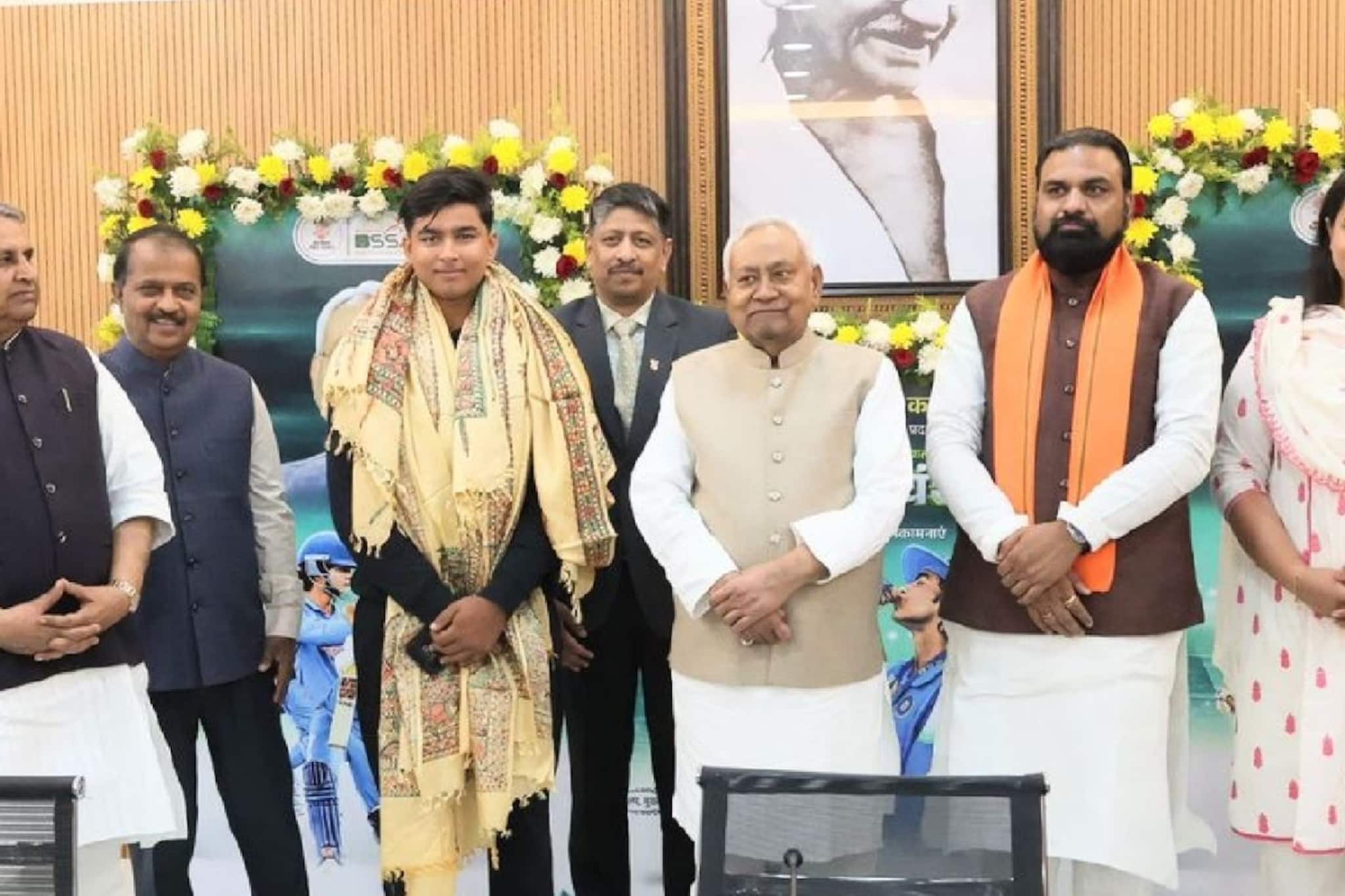 বিশ্বকাপ জেতানোর পরে অনন্য পুরস্কার পেলেন বৈভব সূর্যবংশী! গর্বিত গোটা দেশ বিশ্বকাপ জেতানোর পরে অনন্য পুরস্কার পেলেন বৈভব সূর্যবংশী! গর্বিত গোটা দেশ