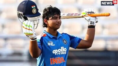 অনূর্ধ্ব-১৯ বিশ্বকাপের দ্বিতীয় সেমিফাইনালে, বৈভব সূর্যবংশী মাত্র ২৪ বলে অর্ধশতক করেন এবং ৩৩ বলে ৬৮ রানের দুর্দান্ত ইনিংস খেলেন।